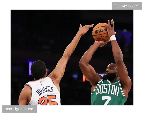 布伦森挡拆拉开空间，较上季面对轮换更高效